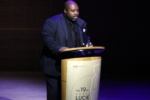 جوایز لوسی در ۲۵ اکتبر ۲۰۲۲ در سالن کارنگی. نماینده قوام برِثْوِیت جایزه او را دریافت می‌کند. عکس: خبرگزاری فرانسه
