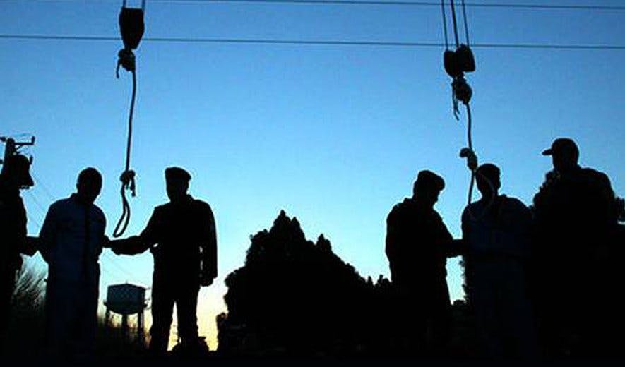 دو طناب دار آویخته و افرادی که دو زندانی را برای اجرای حکم اعدام آماده می‌کنند