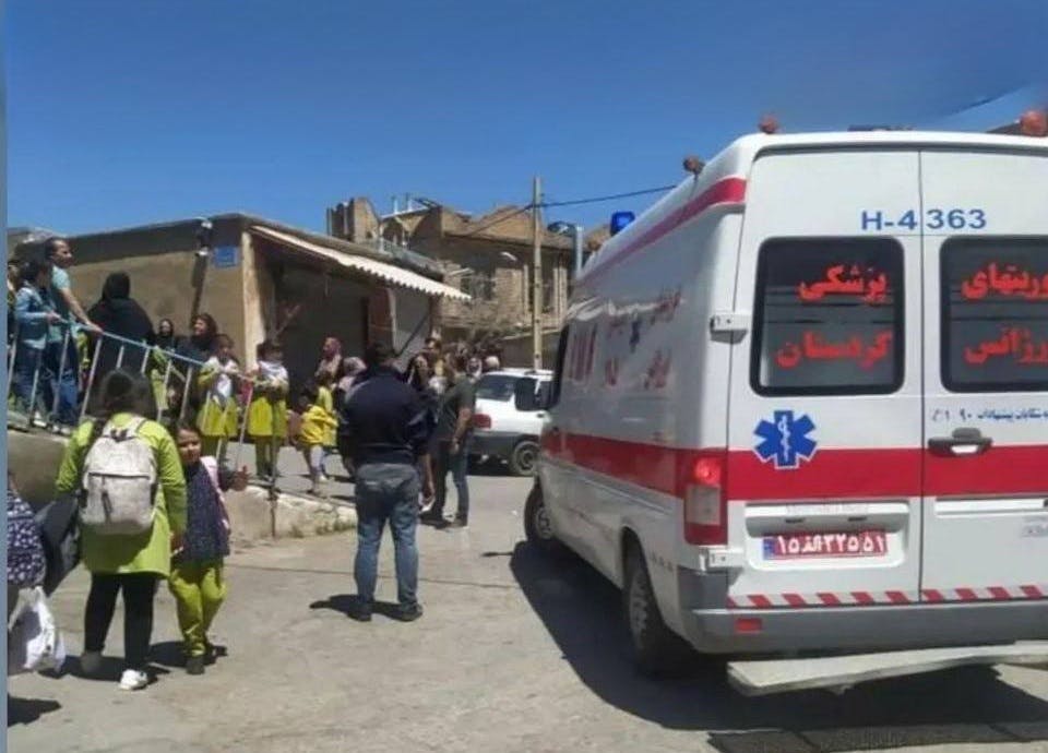 آمبولانس مقابل مدرسه‌اس در سنندج که مورد حمله شیمیایی قرار گرفته بود.