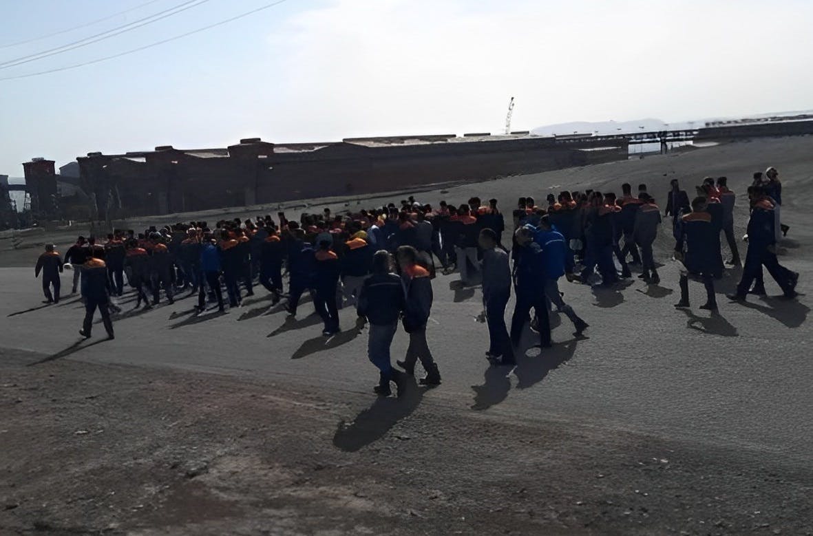 اعتصاب تعمیرکاران پیمانی معدن چادرملو ــ عکس: شبکه‌های اجتماعی