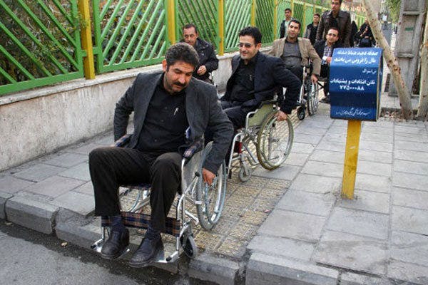ایران؛ دشواری‌های آمد و شد برای افراد دارای معلولیت در خیابان‌ها