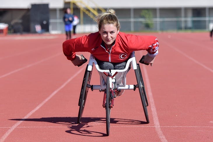 ورزشکار زن ترکیه‌ای دارای معلولیت در حال ورزش