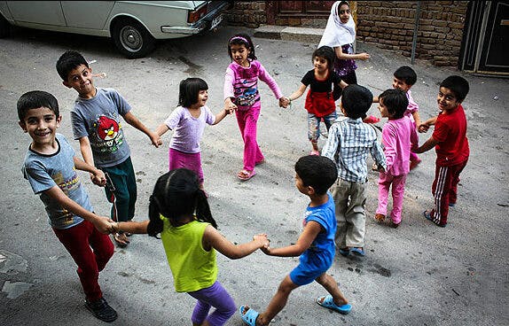 کودکان در حال بازی در خیابان