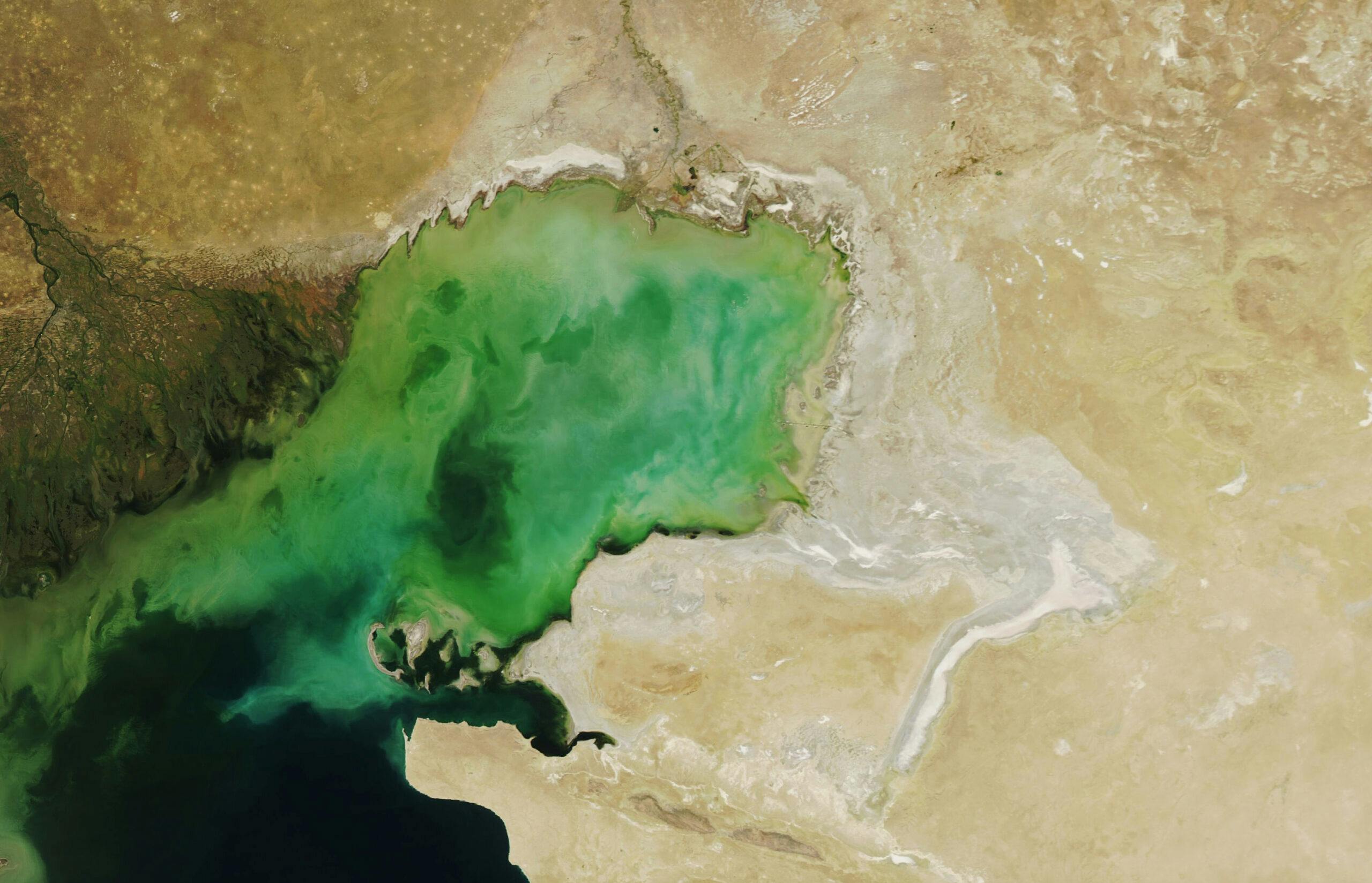 تصویر ناسا در ۱۹ سپتامبر ۲۰۲۲ میلادی کاهش گسترده آب در شمال دریای خزر را نشان می‌دهد.