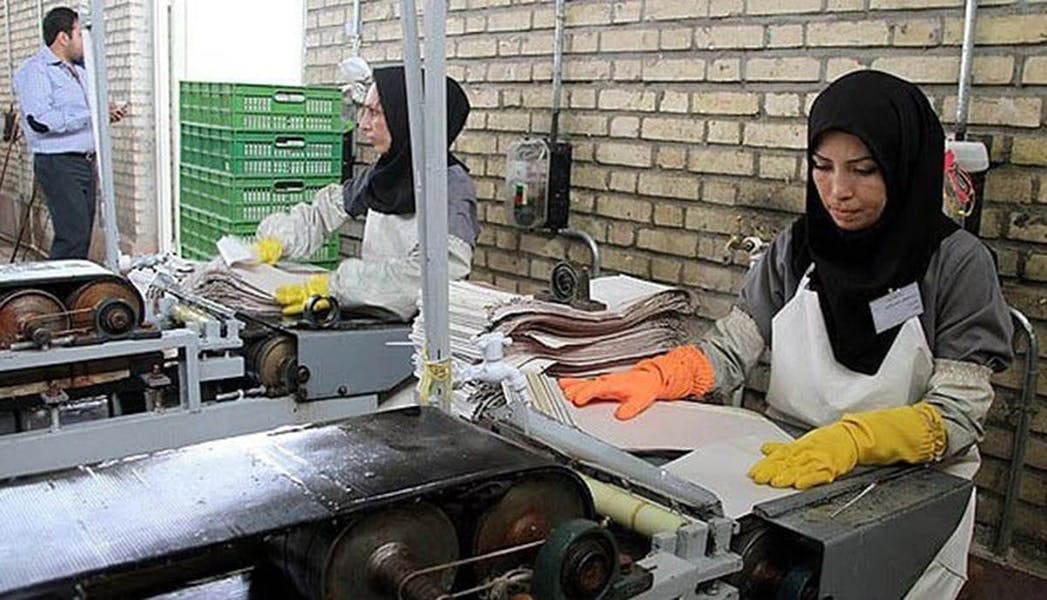 بسیاری از زنان کارگر، در کارگاه‌های کوچک با قراردادهای موقت سه یا شش ماهه کار می‌کنند.