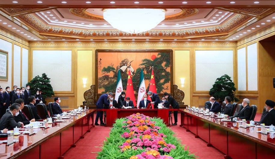 ایران و چین ۲۰ قرارداد مختلف،‌ از جمله توافق‌نامه‌ برای‌ هم‌کاری در حوزه‌ی نفت و گاز را امضا کردند ــ عکس: شانا
