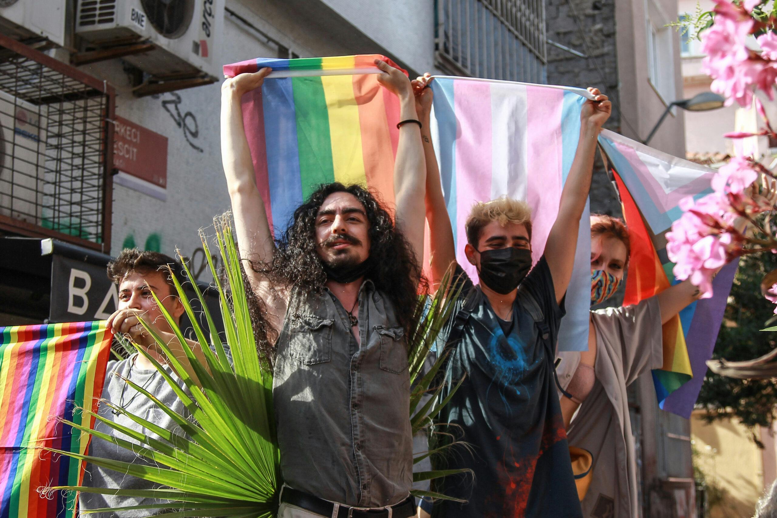 تصویری از افراد جامعه کوییر استانبول در راهیپمایی پراید سال ۲۰۱۳