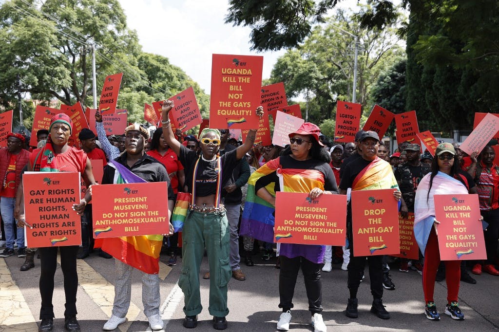 فعالان کوییر اوگاندایی در پرتوریا، پایتخت آفریقای جنوبی علیه قانون ضدهم‌جنس‌گرایی جدید این کشور پیش از تصویب آن تظاهرات کردند؛ چهارم آوریل ــ عکس: AFP