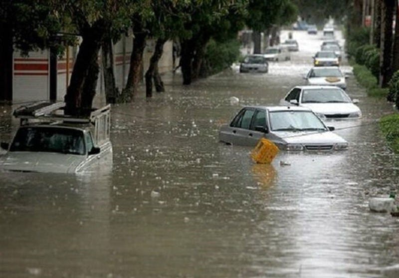 خیابانی که سیل آن را پر کرده. ماشین‌ها زیر آب رفته‌اند