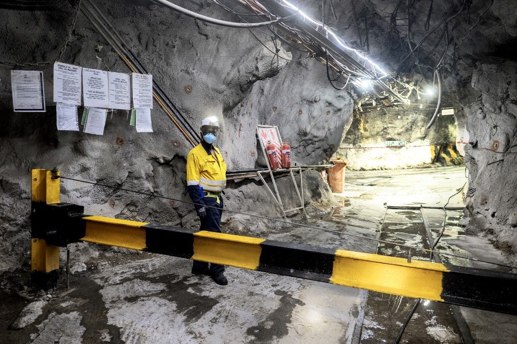 تصویری از یک معدن در آفریقای جنوبی. (Photo by LUCA SOLA / AFP)