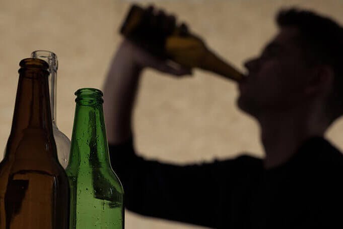 مسمومیت الکلی در ایران به دلیل مصرف مشروبات الکلی تقلبی