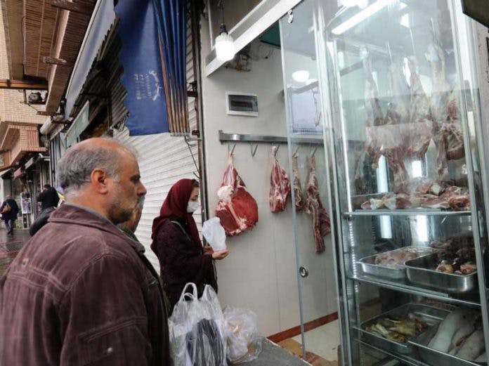 افزایش قیمت گوشت خرید این کالا را برای مزدبگیران ناممکن کرده است. تصویری از یک مغازه گوشت فروشی.
