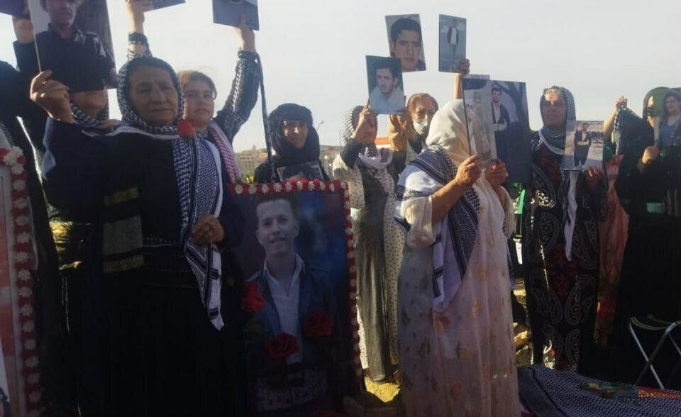 مادران و بستگان جان‌باختگان قیام ژینا در اعتراض به تخریب مزار ژینا امینی ــ عکس: شبکه‌های اجتماعی