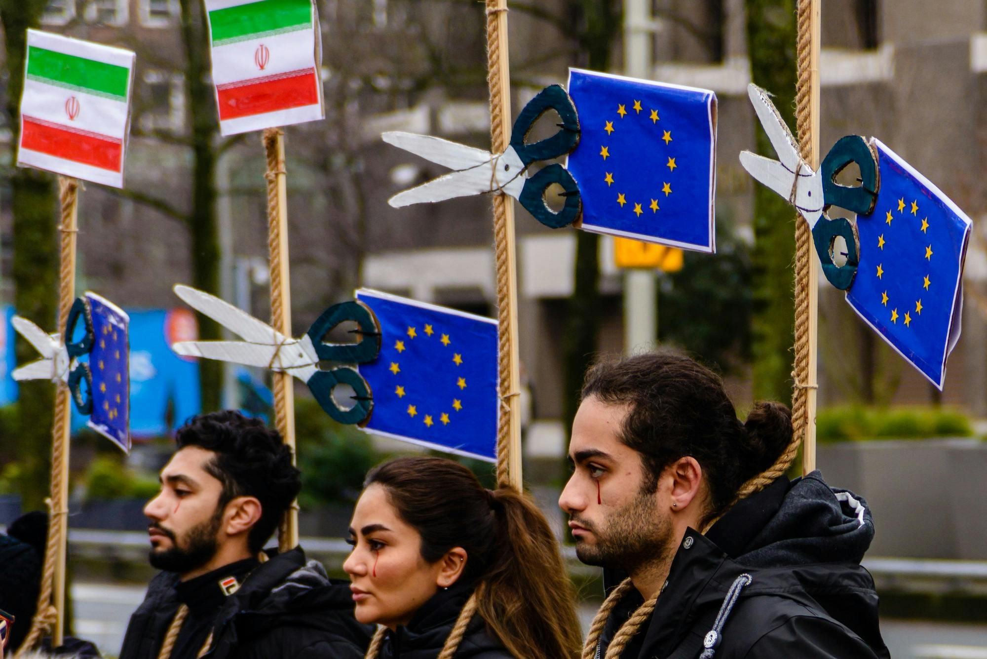 معترضان ایرانی در لاهه از پارلمان هلند می‌خواهند که سفارت جمهوری اسلامی در این کشور را تعطیل کنند و دیپلمات‌هایش را اخراج؛ ۲۱ دسامبر ۲۰۲۲ ــ عکس: شاتراستاک