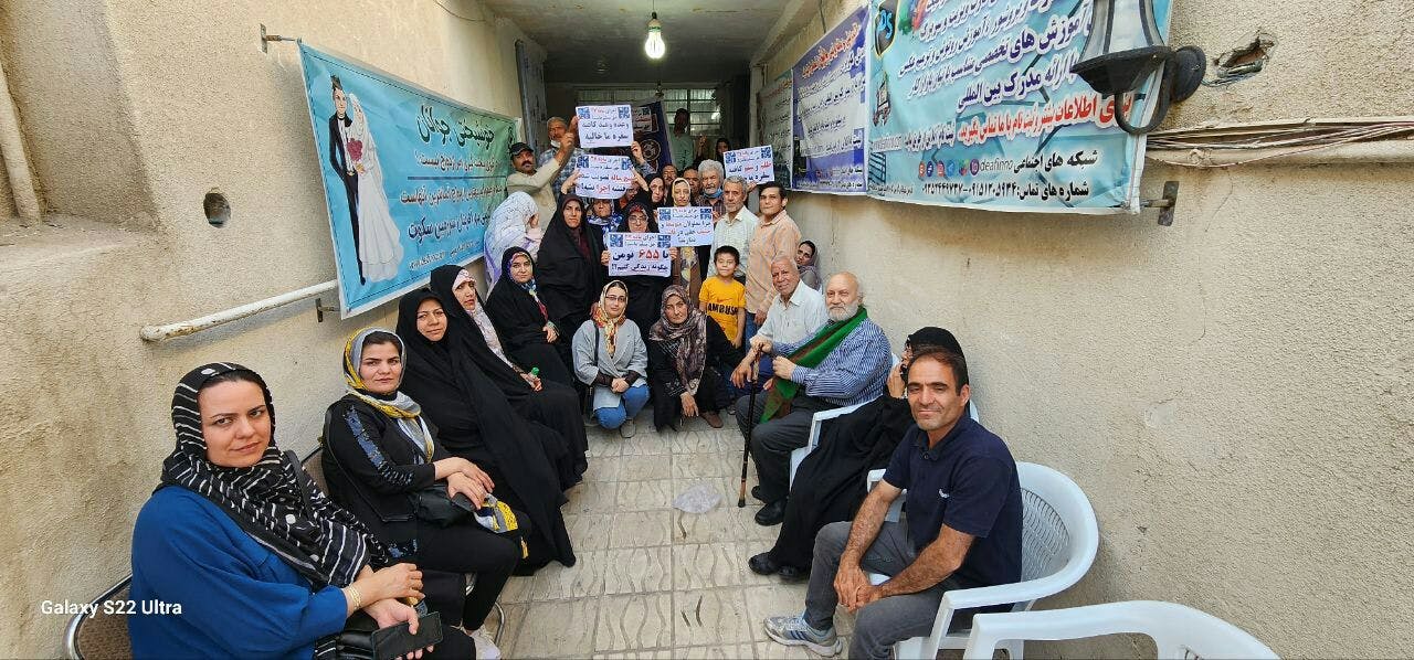 افراد دارای معلولیت در مشهد طومار اعتراضی امضا می‌کنند ــ عکس: کمپین پیگیری حقوق افراد دارای معلولیت