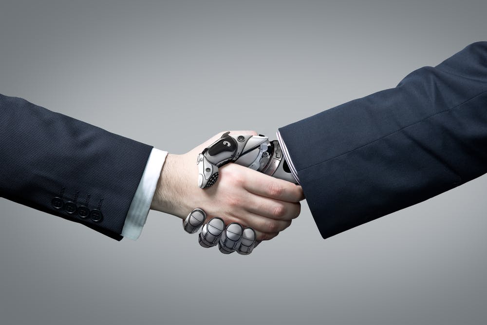 دست یک انسان دست یک ربات را می‌فشارد - طرح از شاتراستاک