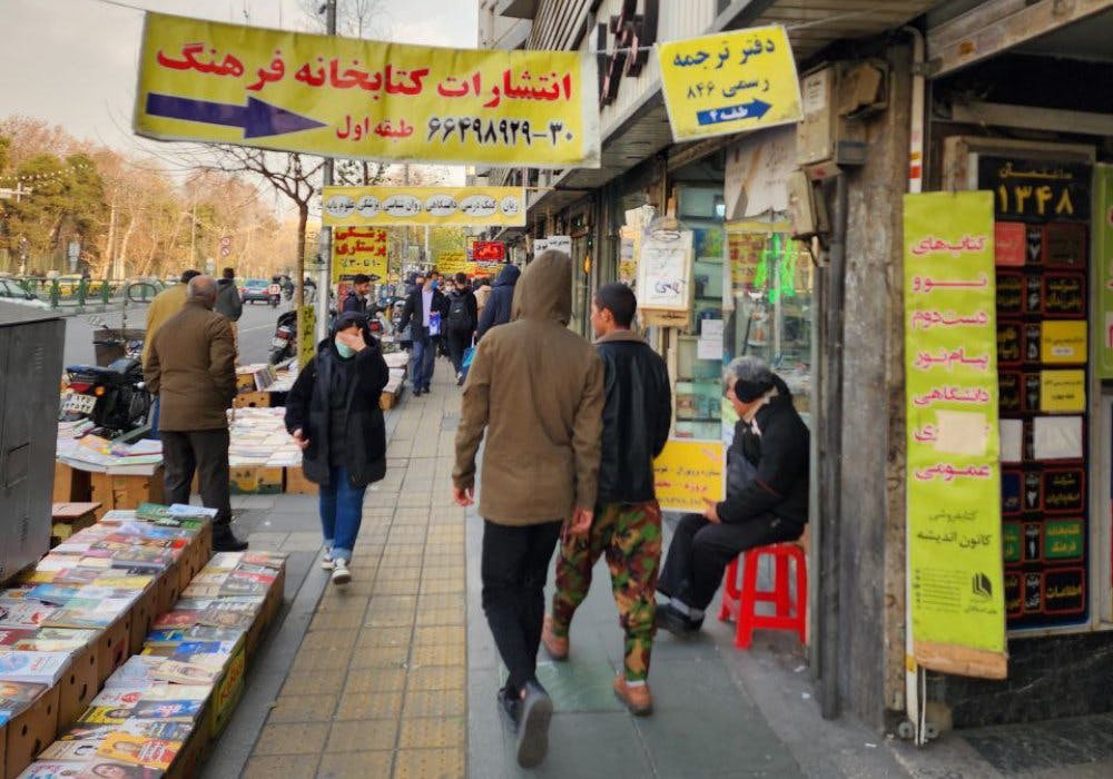 راسته کتابفروشان خیابان انقلاب: کتاب در حال احتضار است (عکس: زمانه)