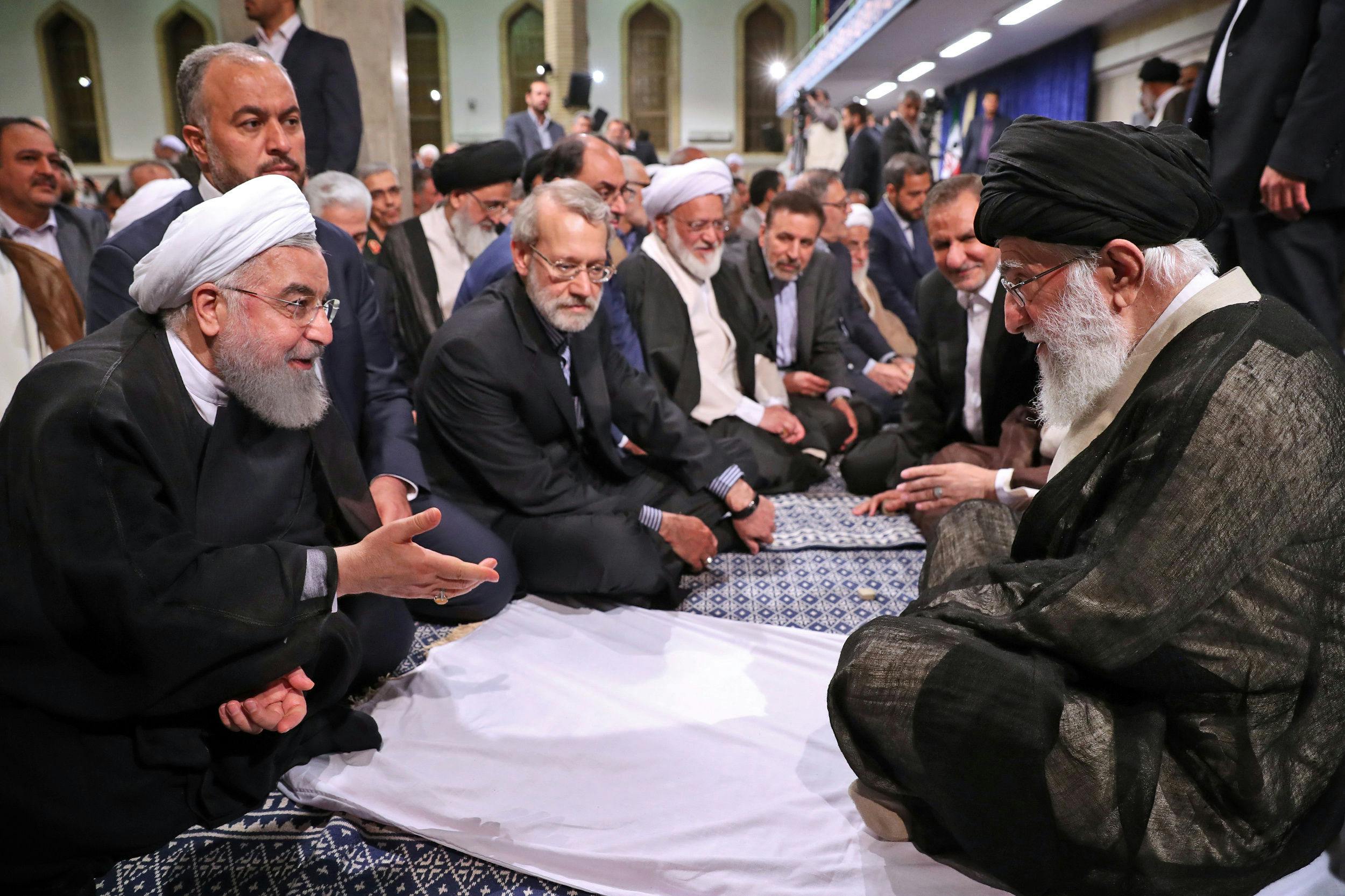 دیدار کارگزاران نظام ولایی با خامنه‌ای- روحانی در حال صحبت با خامنه‌ای