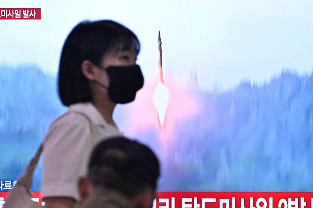 تلویزیون تصویر آزمایش موشکی کره شمالی را نشان می‌دهد، ژوئن ۲۰۲۳، سئول