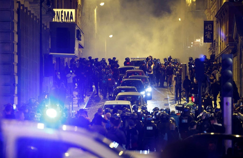 اعتراضات خیابانی در پاریس پس از قتل نائل مرزوک (مرزوق) نوجوان ۱۷ ساله عرب‌تبار به‌دست پلیس ـ عکس از خبرگزاری فرانسه