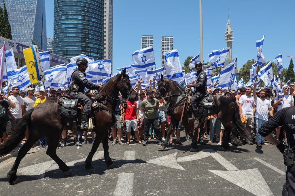ماموران پلیس سواره اسرائیل در حال متفرق کردن تظاهرات در تل آویو - ۱۱ ژوئیه ۲۰۲۳ (عکس از JACK GUEZ / AFP)