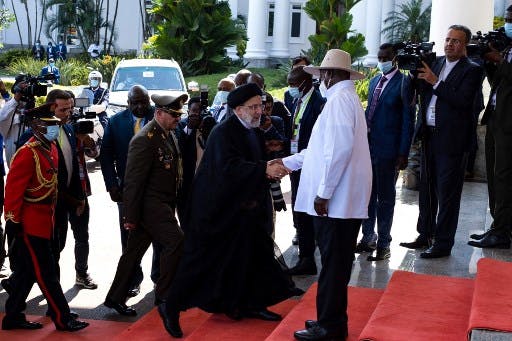 تصویر تزئینی: ابراهیم رئیسی در سفر به اوگاندا از پله‌ها بالا می‌رود تا با رئیس‌جمهور این کشور دست بدهد.