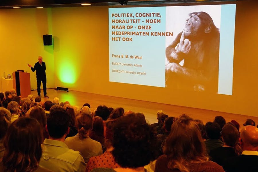 فرانس دِ وال در حال سخنرانی در سالن Apenheul (هلند)، ۲۰۲۳، عکس از یک ویدئو در یوتیوب