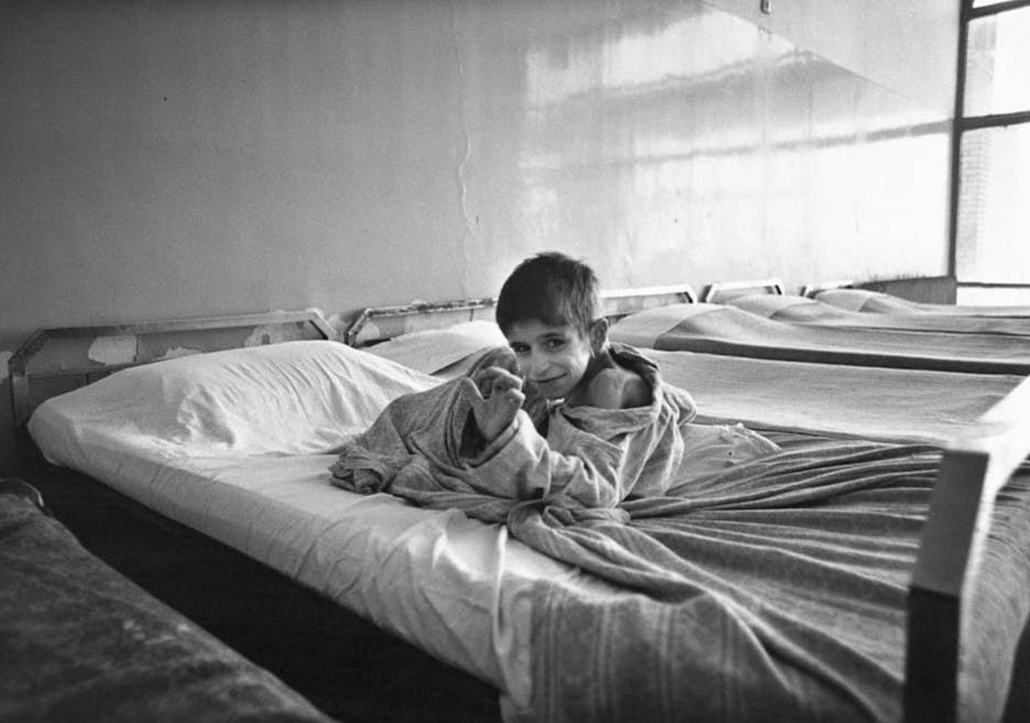کودک معلول، آسایشگاه معلولان − از مجموعه "مجنون" کاوه گلستان
