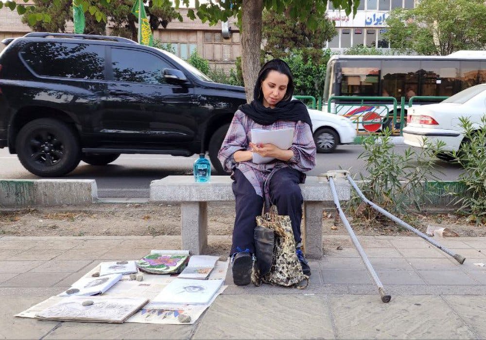 آرام ملکی، هنرمند معلول: تنها بخت و اقبال و امید به آینده می‌تواند یک معلول را در ایران زنده نگه دارد. (عکس: رادیو زمانه)