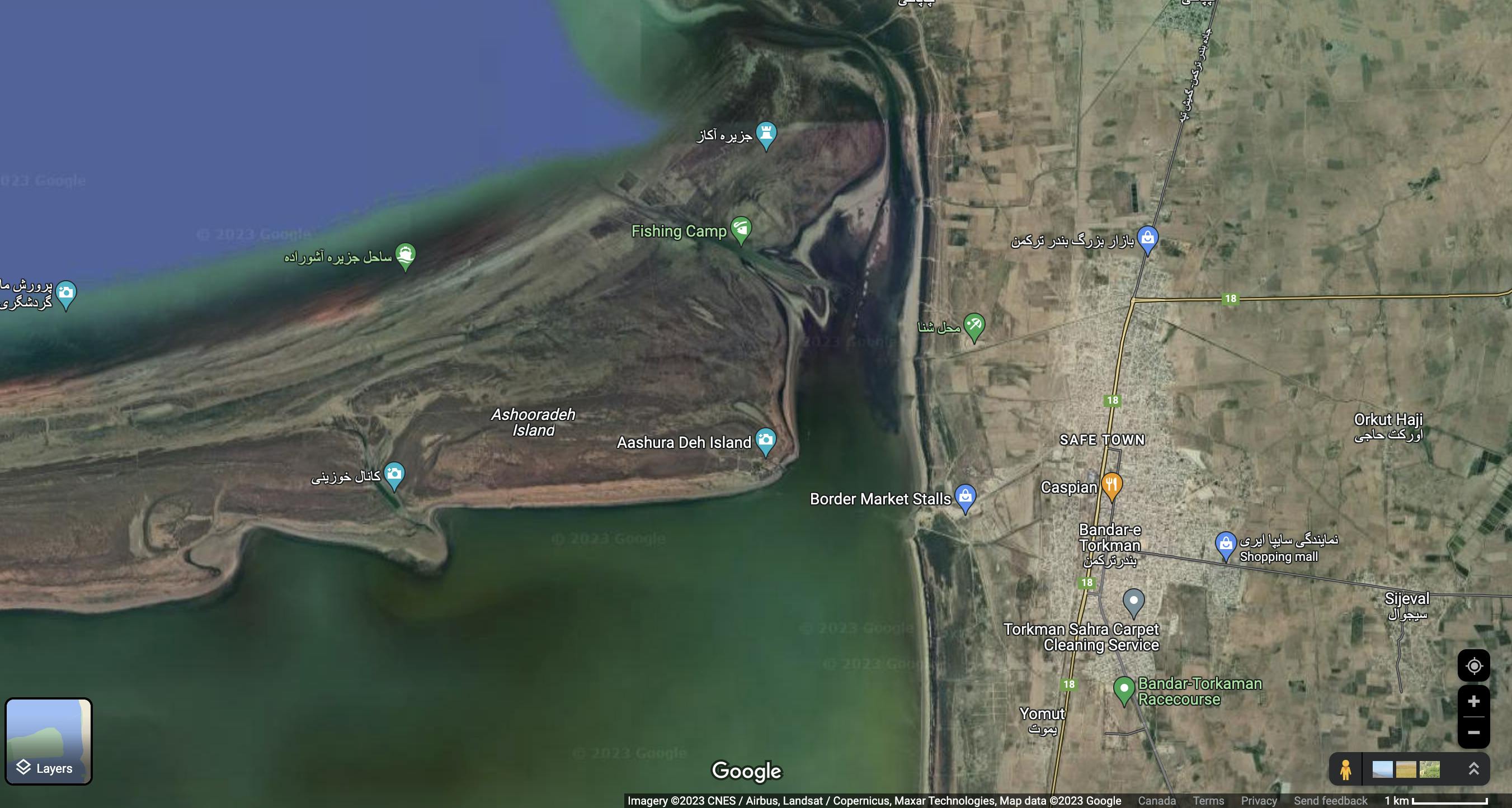 آشوراده با یک کانال ساخت بشر از شبه‌جزیره میانکاله جدا می‌شود. تصویر از گوگل‌مپز