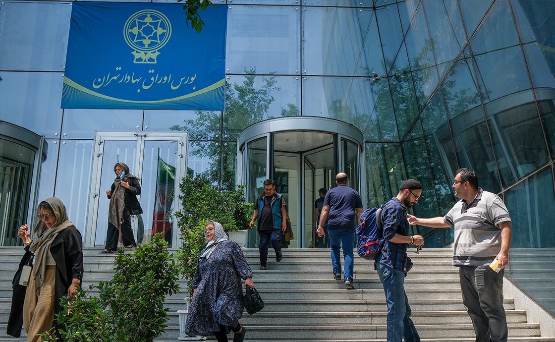 شاخص بورس تهران طی دو ماه حدود نیم میلیون واحد افت کرده است. تصویری از ورودی تالار بورس تهران