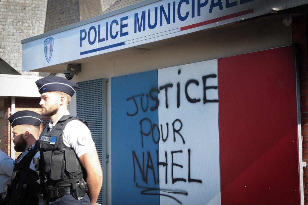معترضان روی در پلیس نوشته اند: «عدالت برای نائل»، شهر لیزیو در شمال فرانسه، ششم ژوئیه ــ عکس: LOU BENOIST / AFP