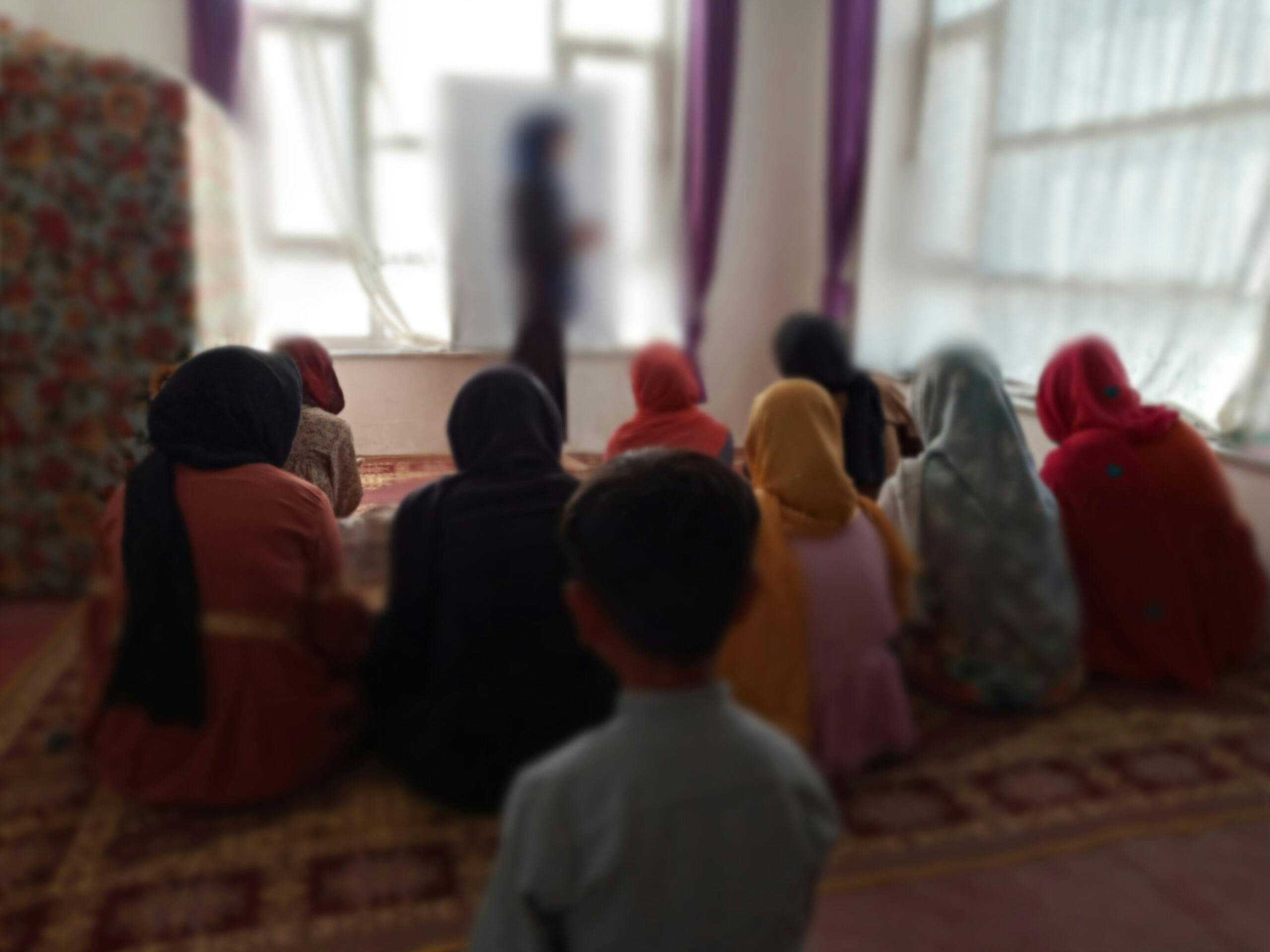 یک آموزگار زن افغانستانی مخفیانه به کودکان درس انگلیسی می‌دهد