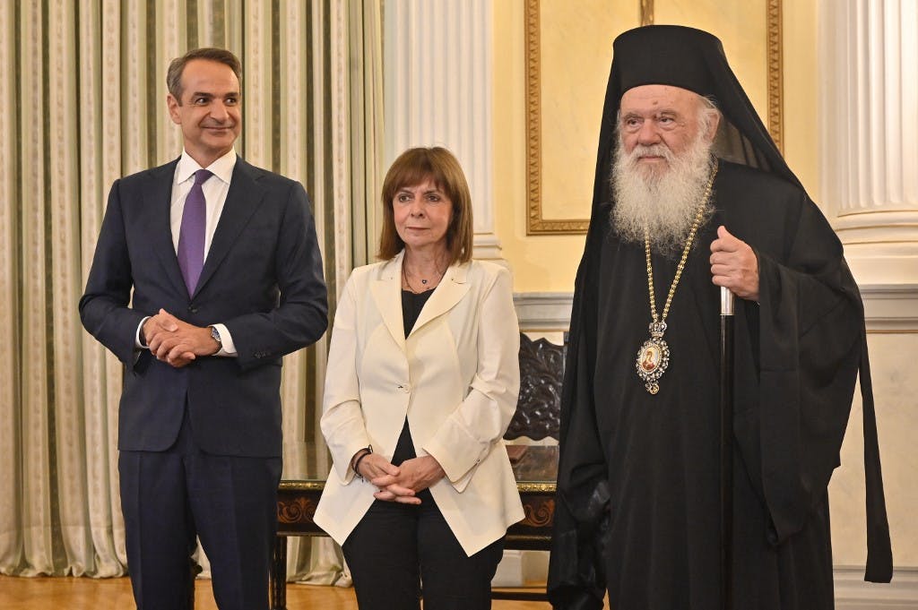 کیریاکوس میتسوتاکیس نخست وزیر یونان در کنار رئیس جمهوری این کشور و اسقف اعظم یونان. عکس Louisa GOULIAMAKI / AFP