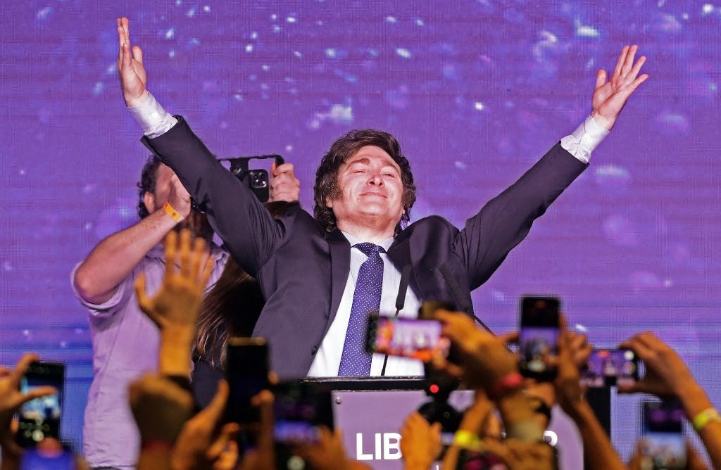 خاویر مایلی در حال خوشحالی پس از اعلام نتایج انتخابات مقدماتی در آرژانتین