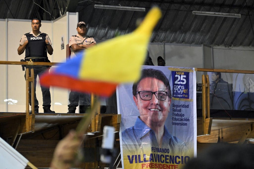 تصویری از مراسم یادبود و ادای احترام به فرناندو ویاویسنسیو، نامزد ترورشده انتخابات ۲۰۲۳ اکوادور (عکس از رودریگو بوندیا / خبرگزاری فرانسه)