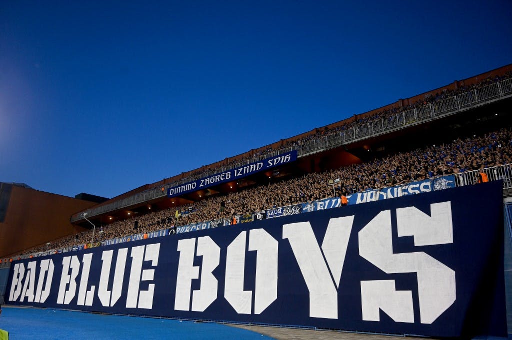 بنر بزرگ طرفداران راست افراطی تیم دینامو زاگرب کراوسی که بر روی آن نوشته شده استBad Blue Boys":