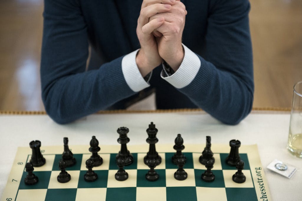 شطرنج‌باز در برابر یک صفحه شطرنج