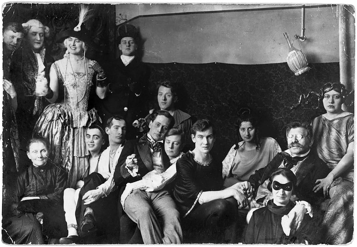 تصویری تاریخی بازمانده از «انستیتو سکس برلین» تنها چند ماه پیش از فتح آن توسط جوانان نازی‌، افراد جامعه ال‌جی‌بی‌تی را در آزادی کوتاه‌مدتشان نشان می‌دهد. دکتر مگنوس هیرشفلد با سبیل مشهورش در سمت راست تصویر بر صندلی نشسته است.