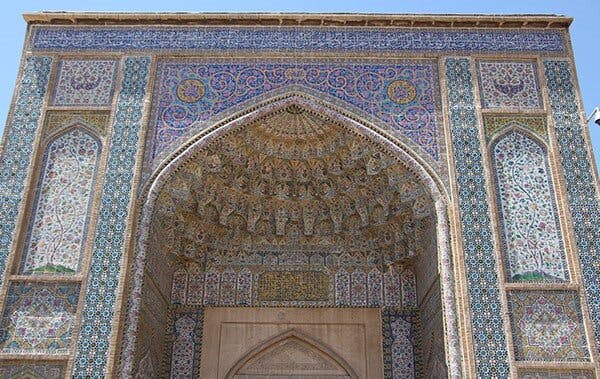 کاشی‌کاری‌های هفت‌رنگ و مقرنس‌کاری در ورودی و ضلع شمالی مسجد وکیل شیراز
