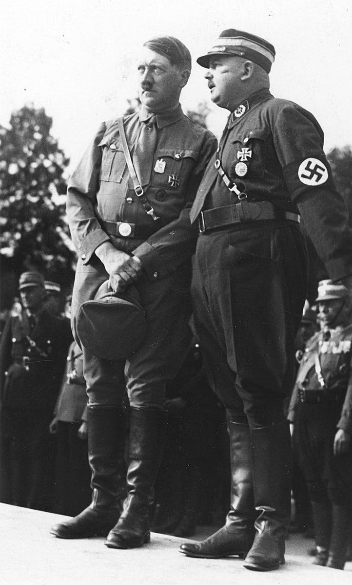 ارنست روم در کنار آدولف هیتلر. دو رفیق صمیمی که نازی‌ها را به قدرت رساندند. هیلتر گفتمان سیاسی را با سخنرانی‌های هیجان‌انگیزش شکل داد و روم با کمک ارتش لباس‌شخصی‌ها هرگونه مخالفت را سرکوب کرد تا درنهایت خودش به دستور هیتلر کشته شد