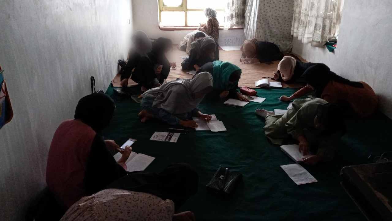دختران‌دانش‌ آموز افغانستانی در مدرسه مخفی واقع در کابل