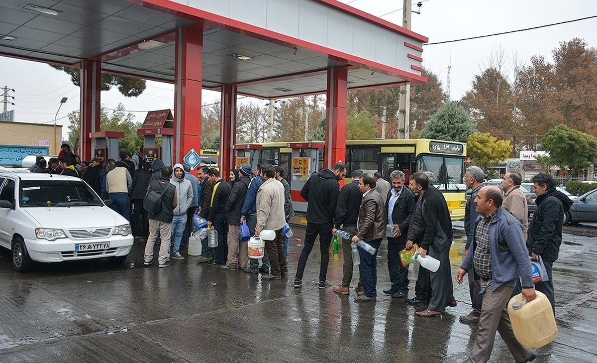 مردم در صف بنزین