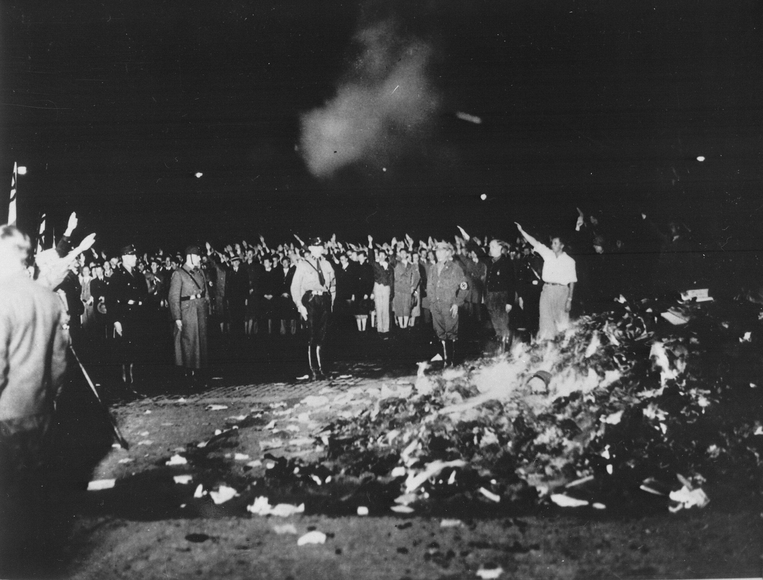 عکس از ویکی‌پدیا: تصویر یکی از مشهورترین کتاب‌سوزی‌های نازی که در آن پژوهش‌ها و کتاب‌های انستیتو سکس برلین نیز سوزانده شد