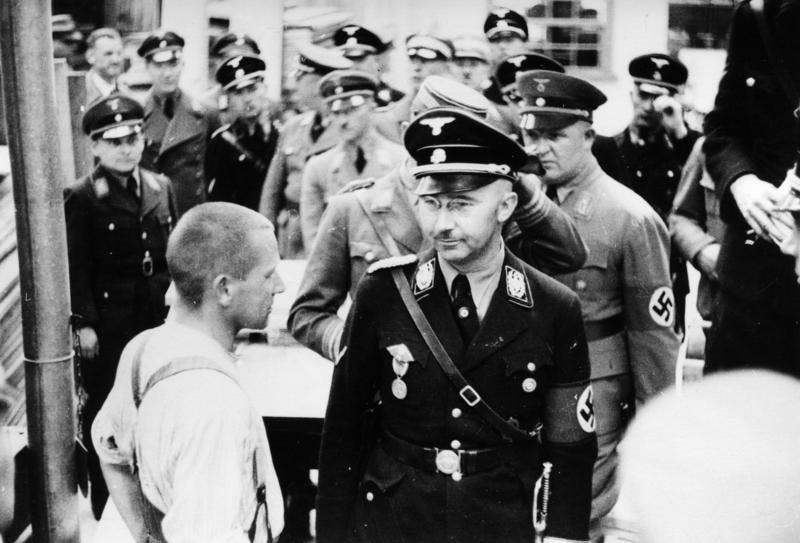 تصویر از ویکی‌پدیا: هیملر که جانشین روم شد، او یکی از کلیدی‌ترین چهره‌های ساخت «کمپ‌های کار اجباری» نازی و نسل‌کشی آلمان در گذر جنگ جهانی دوم است.