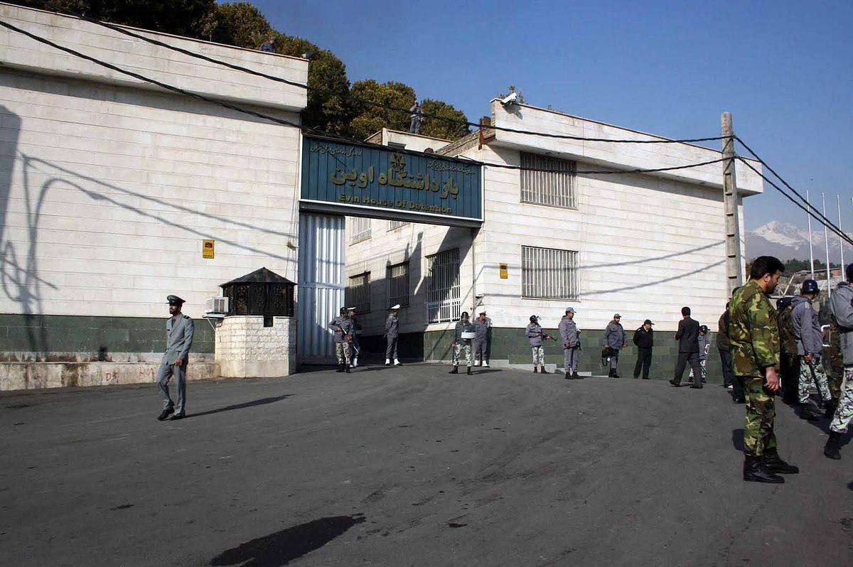 ورودی زندان اوین
