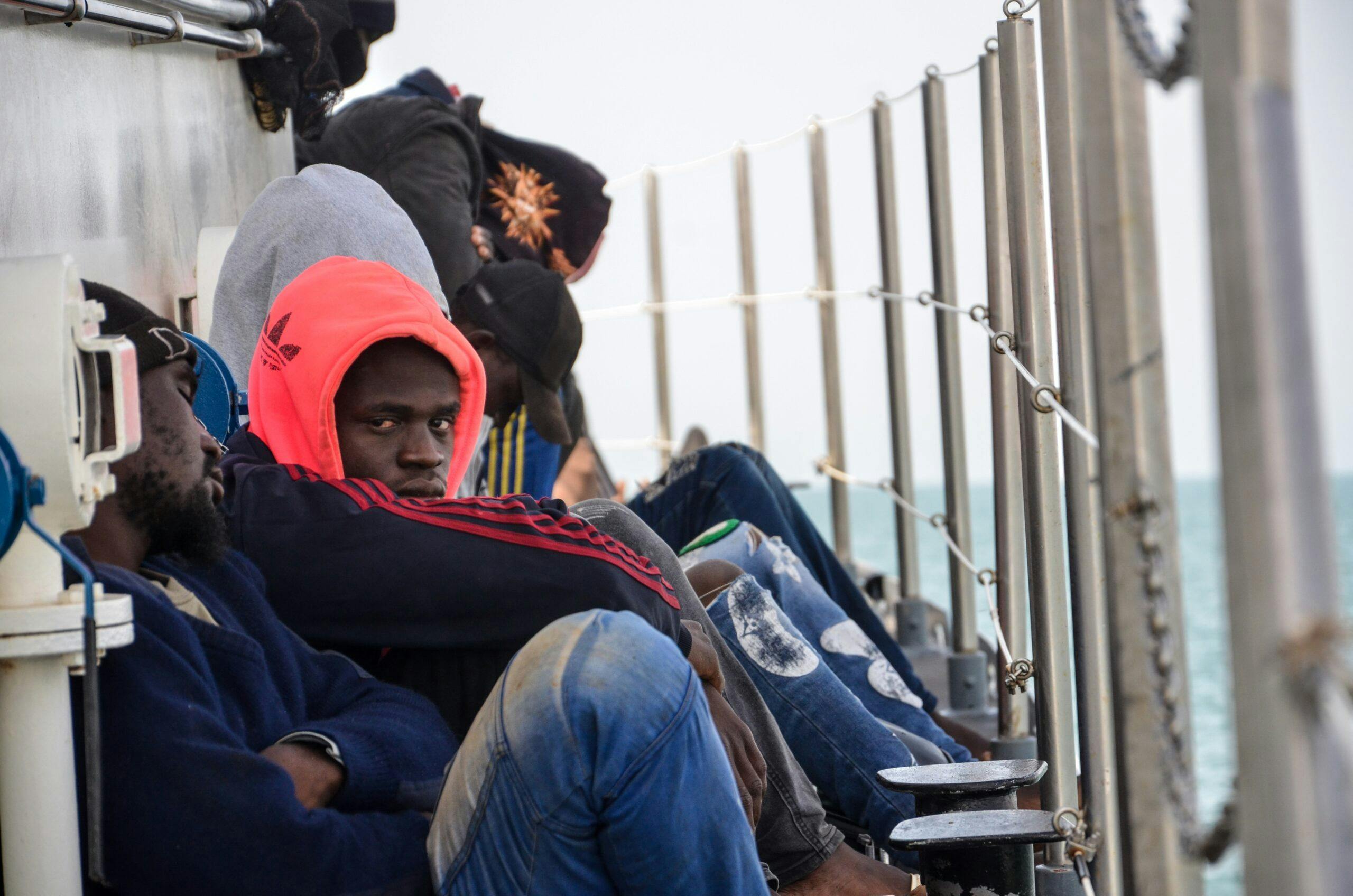 گارد ساحلی تونس مهاجرانی را که قصد عبور از مدیترانه داشته اند، ردگیری کرده است، نهم ژوئن ۲۰۲۳ ــ عکس: Hasan Mrad، Shutterstock