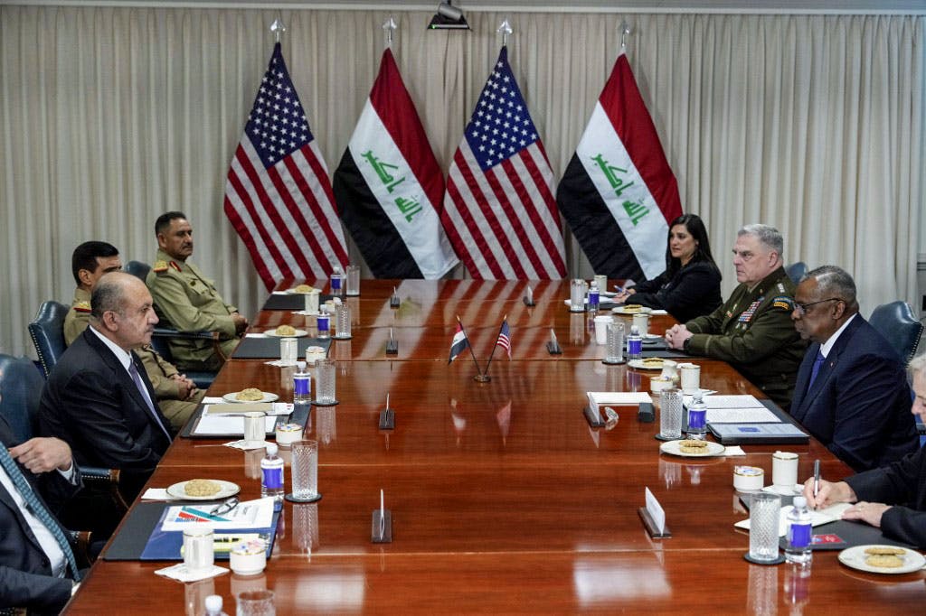 ثابت العباسی، وزیر دفاع عراق (چپ) و لوید آستین، وزیر دفاع آمریکا (راست) در مقر پنتاگون در آرلینگتون
