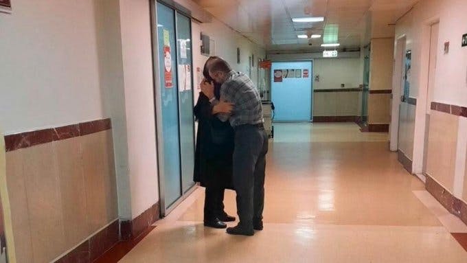 پدر و مادر ژینا در بیمارستان کسری