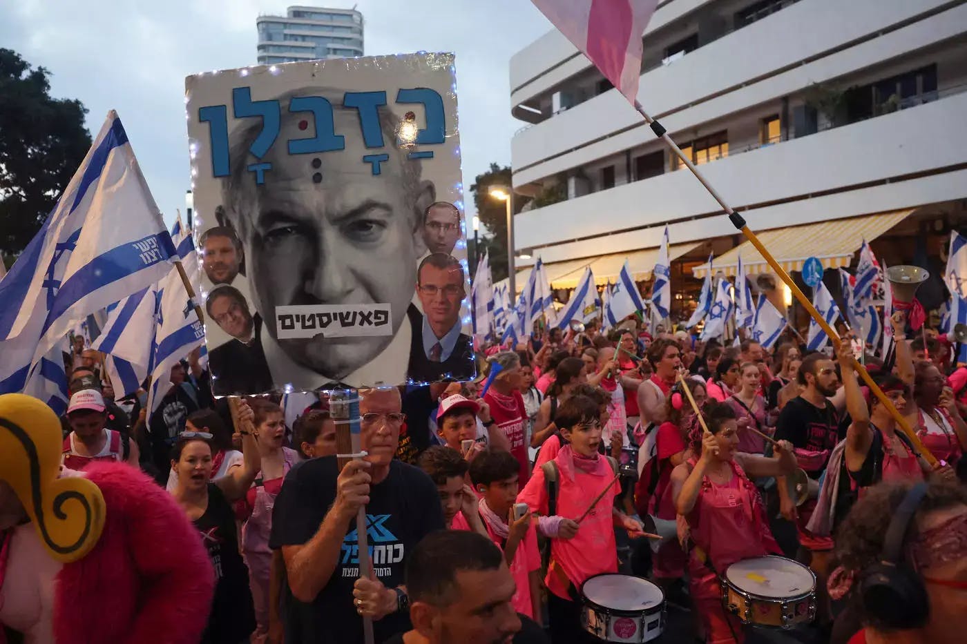 معترضان اسرائیلی بنری با عکس نتانیاهو در دست گرفته اند